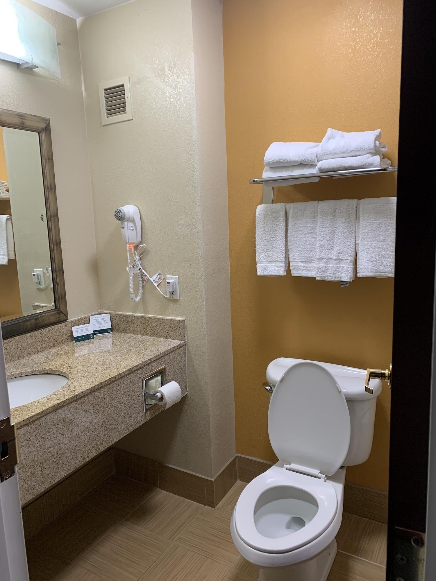 Quality Inn & Suites Quantico Stafford Buitenkant foto