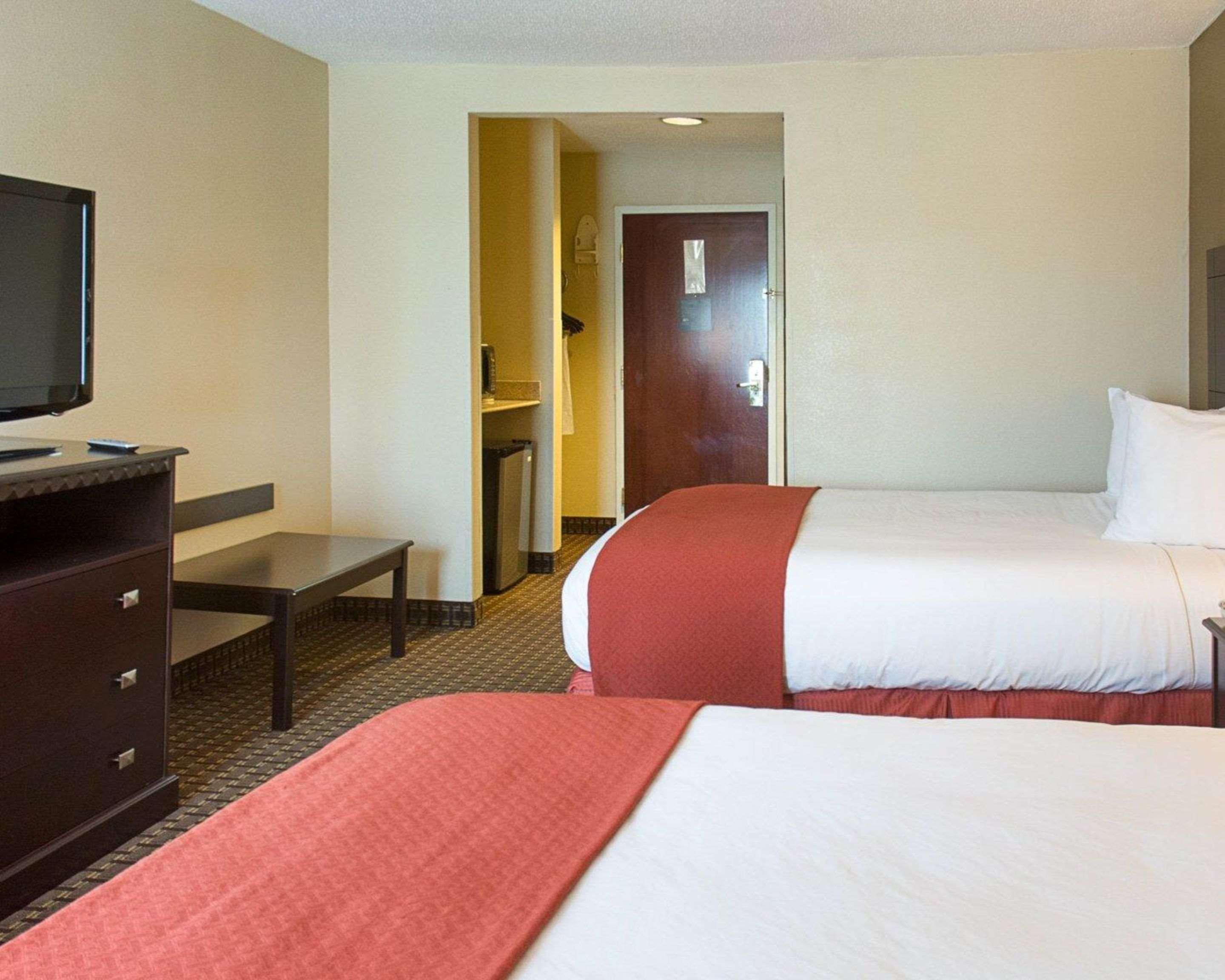 Quality Inn & Suites Quantico Stafford Buitenkant foto