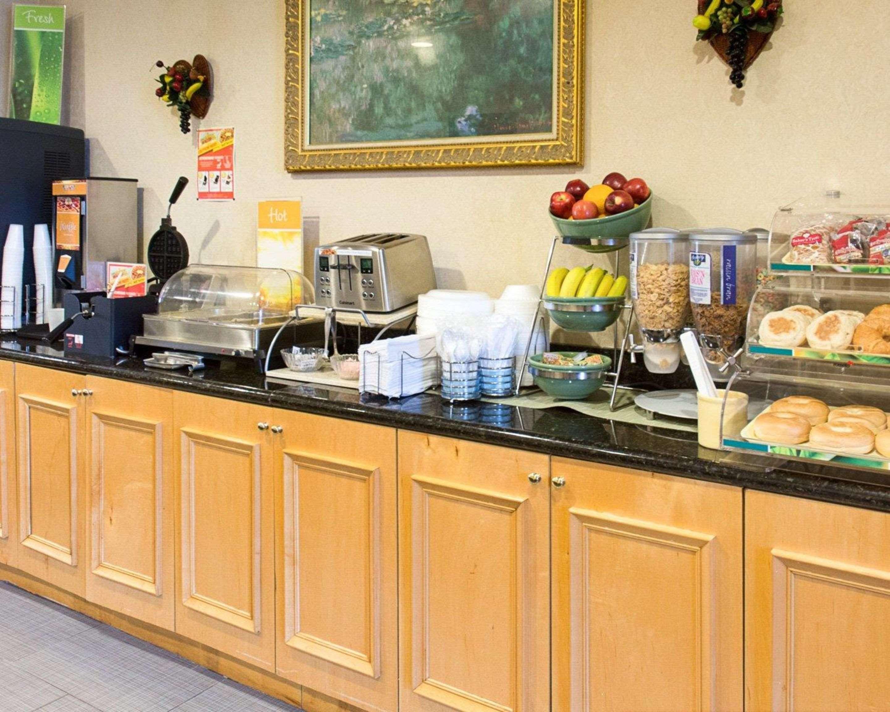 Quality Inn & Suites Quantico Stafford Buitenkant foto