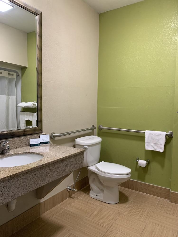 Quality Inn & Suites Quantico Stafford Buitenkant foto